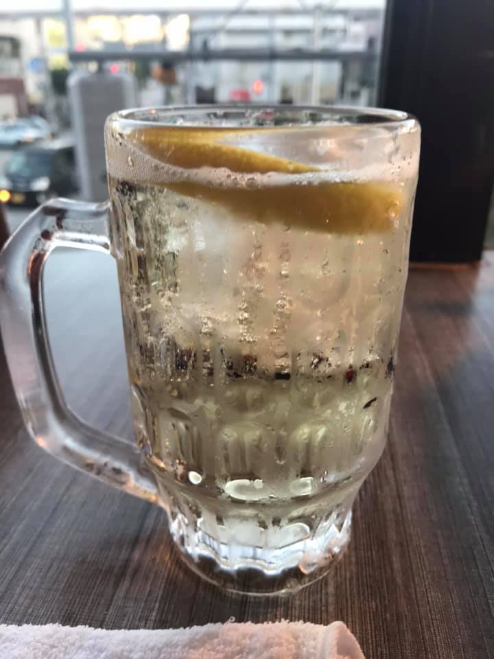 冰鎮檸檬氣泡飲特寫,杯緣有水珠